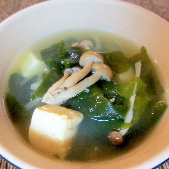 ホタテ出汁で凍り豆腐とワカメのスープ